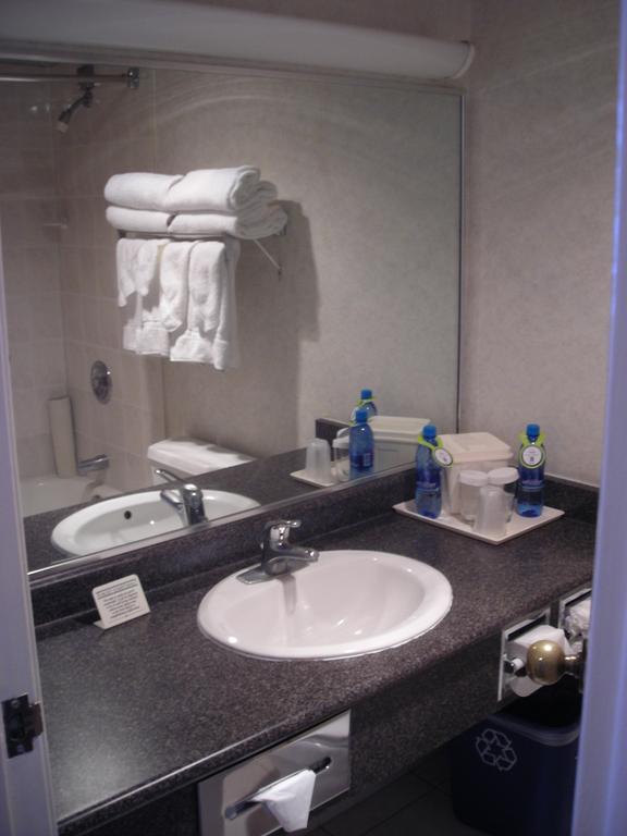 Quality Hotel Downtown-Inn At False Creek Vancouver Phòng bức ảnh